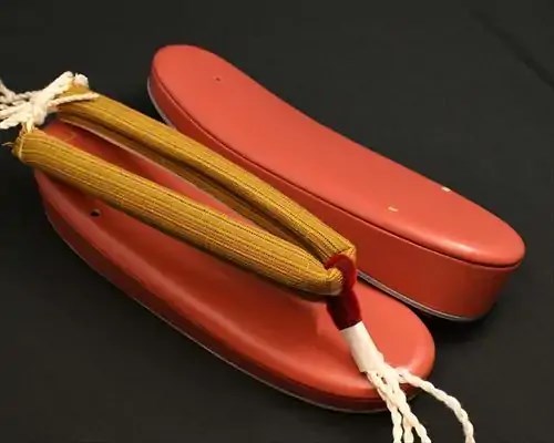 艶消し一枚芯合皮草履に会津木綿花緒・赤ツボ