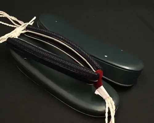 艶消し一枚芯合皮草履に亀田縞花緒
