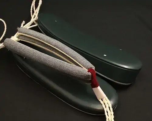 艶消し一枚芯合皮草履に亀田縞縮花緒