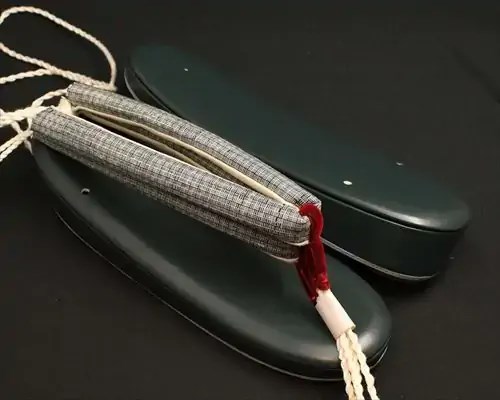 艶消し一枚芯合皮草履に縞柄結城紬花緒