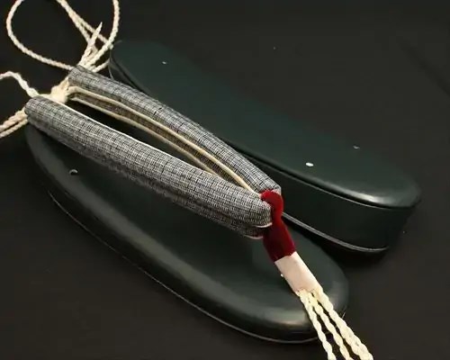 艶消し一枚芯合皮草履に網代柄結城紬花緒