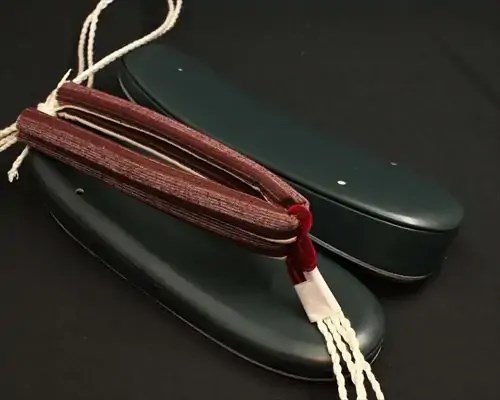 艶消し一枚芯合皮草履に縞柄結城紬花緒