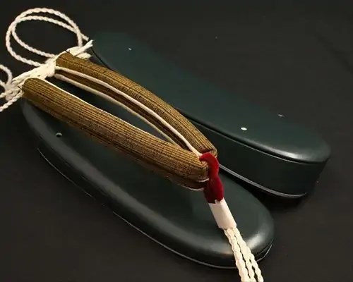 艶消し一枚芯合皮草履に縞柄結城紬花緒