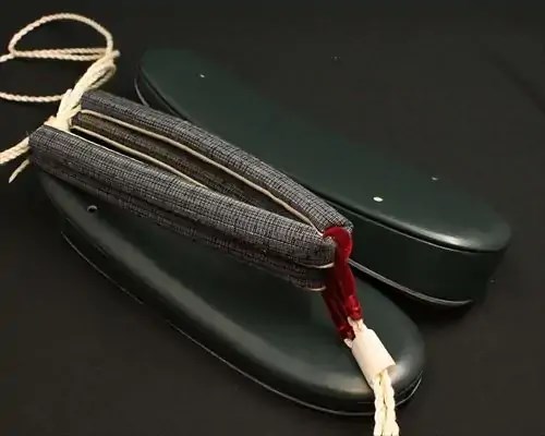 艶消し一枚芯合皮草履に縞柄結城紬花緒