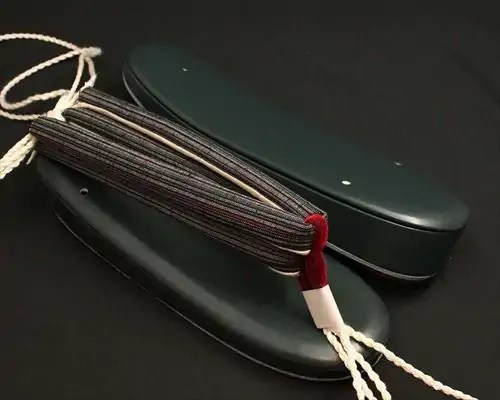 艶消し一枚芯合皮草履に縞柄結城紬花緒