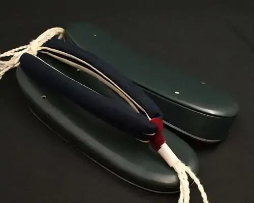艶消し一枚芯合皮草履に会津木綿花緒・赤ツボ