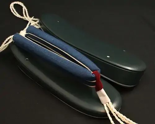 艶消し一枚芯合皮草履に会津木綿花緒・赤ツボ