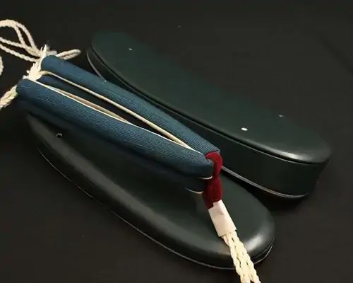 艶消し一枚芯合皮草履に会津木綿花緒・赤ツボ