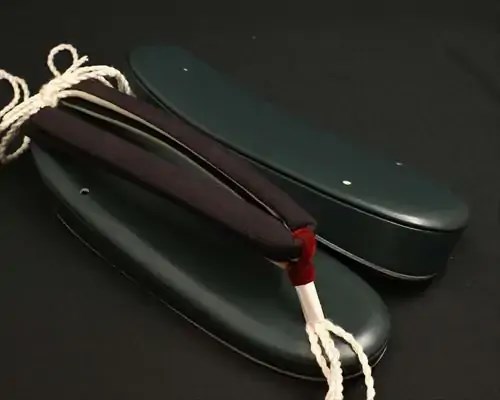 艶消し一枚芯合皮草履に会津木綿花緒・赤ツボ