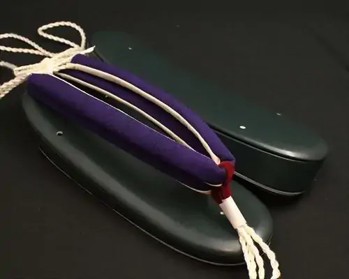 艶消し一枚芯合皮草履に会津木綿花緒・赤ツボ