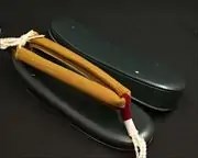 艶消し草履・鉄紺に会津木綿花緒・赤ツボ