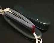 艶消し草履・鉄紺に会津木綿花緒・赤ツボ