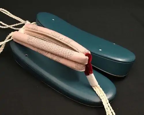 艶消し一枚芯合皮草履に亀甲結城紬花緒