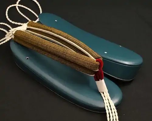 艶消し一枚芯合皮草履に縞柄結城紬花緒