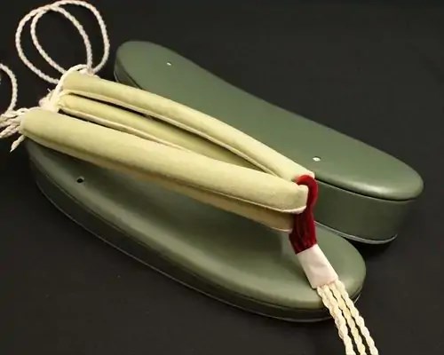 艶消し一枚芯合皮草履に結城紬花緒