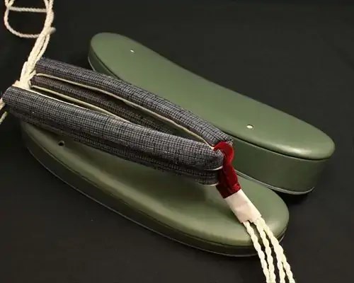 艶消し一枚芯合皮草履に縞柄結城紬花緒