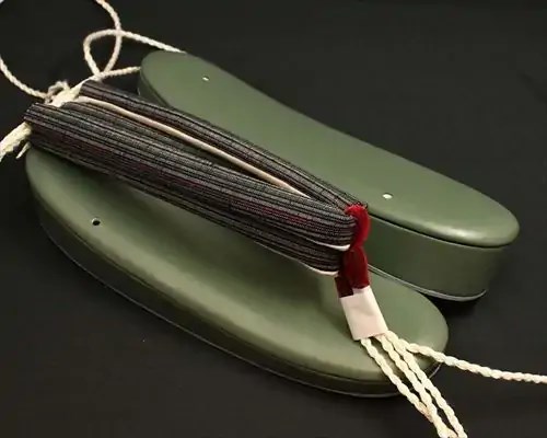 艶消し一枚芯合皮草履に縞柄結城紬花緒