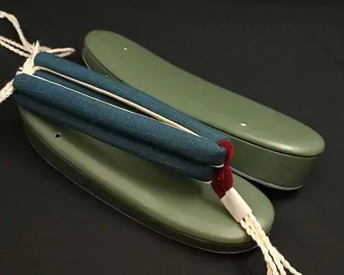 艶消し一枚芯合皮草履に会津木綿花緒・赤ツボ