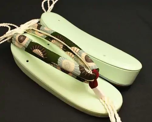 艶消し一枚芯合皮草履に蛇の目傘柄花緒