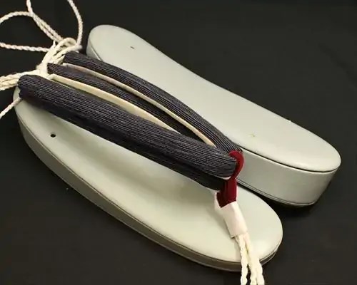 艶消し一枚芯合皮草履に亀田縞縮花緒