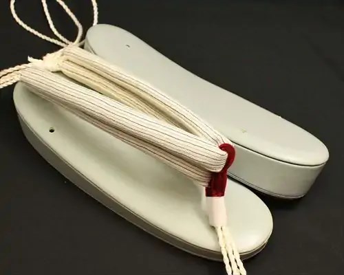 艶消し一枚芯合皮草履に縞柄結城紬花緒