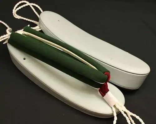艶消し一枚芯合皮草履に会津木綿花緒・赤ツボ
