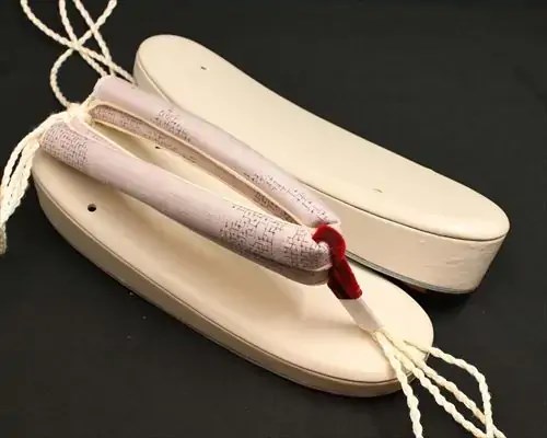 艶消し一枚芯合皮草履に亀甲結城紬花緒