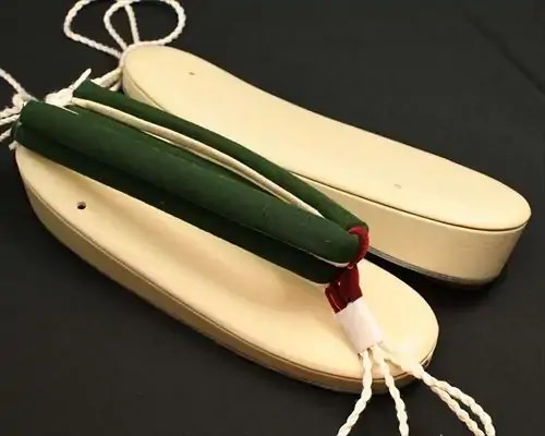 艶消し一枚芯合皮草履に会津木綿花緒・赤ツボ