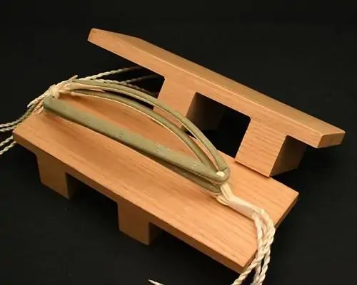 真角・白木に爪唐草柄印伝花緒