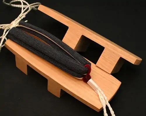 相三味・白木に亀田縞花緒・赤ツボ