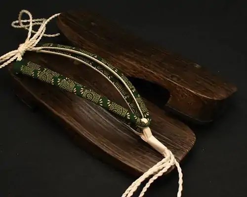 大右近・焼きに爪唐草柄印伝花緒