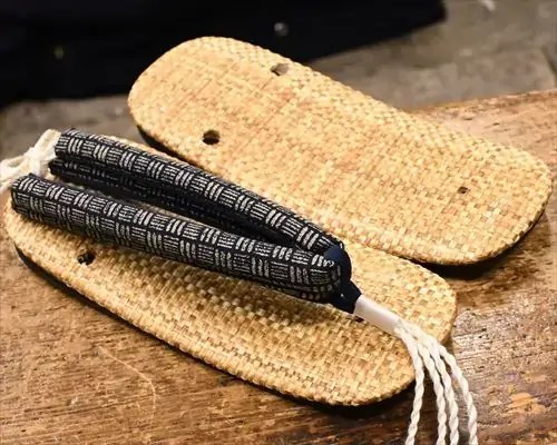 パナマ市松草履に網代柄藍染花緒