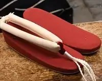 赤帆布草履に遠州綿紬花緒
