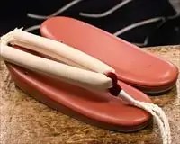 赤艶消し草履に遠州綿紬花緒