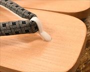 大下方に網代柄花緒緒　前壷