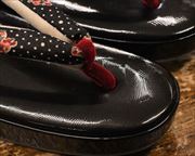 型押しリング草履に花柄内玉花緒　前壷