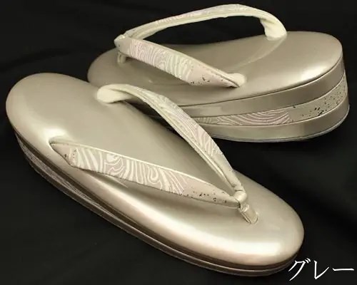 ２の３枚芯ろうけつ染風柄入り天革草履　銀鼠